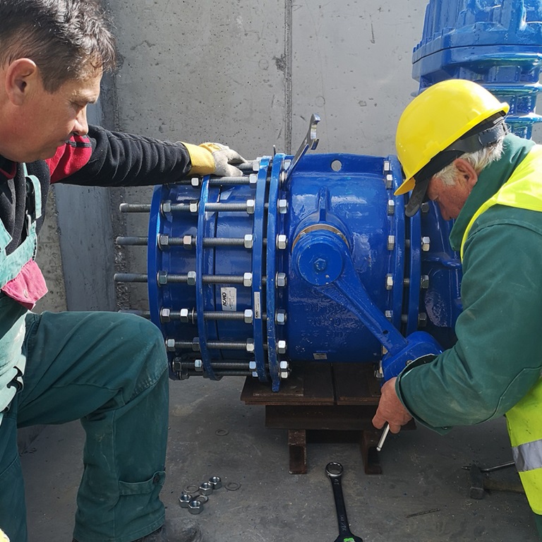 Installation of AVK-ACMO tilting disc check valve and dismantling joint